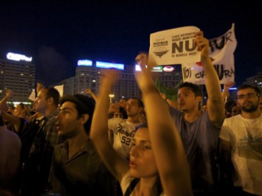 PROTESTUL faţă de proiectul minier de la Roşia Montană, ajuns la a opta zi în Capitală. Peste 7000 de oameni au blocat Piaţa Universităţii